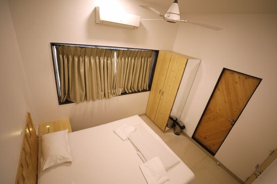 Deluxe double room with sharing washroom at Nap Manor Hostels